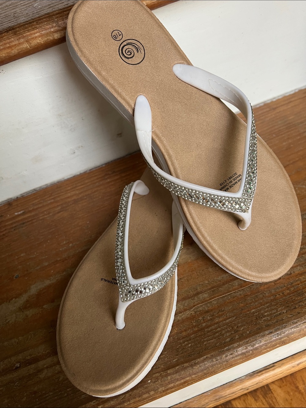 Women's White Rhinestone Flip-Flop Sandals - Elegant Casual Comfort size 7/8
